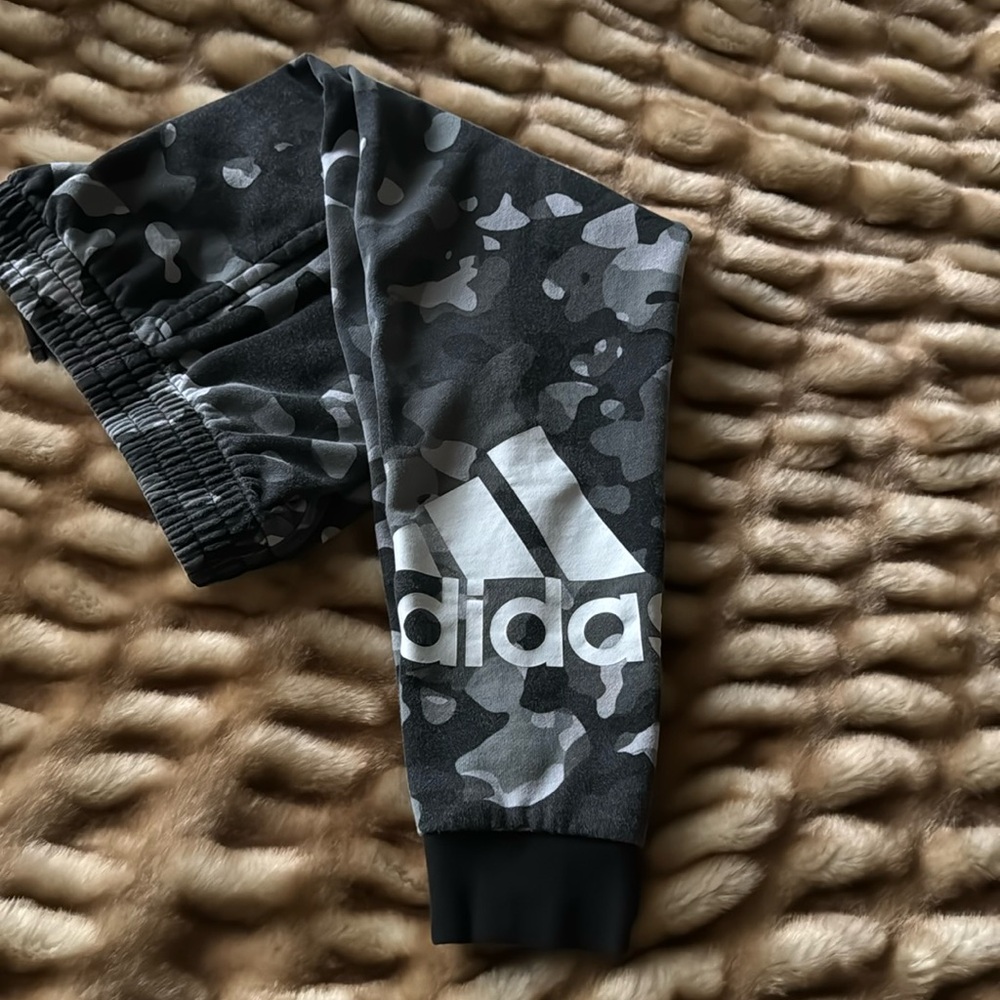 Boys Adidas’s camo sweatpants.  Size M 10/12